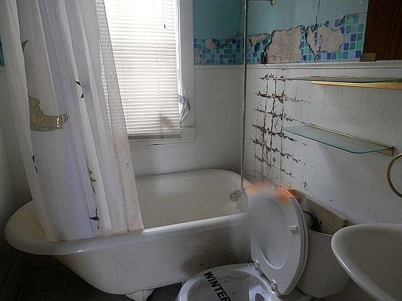 5th image of 307 E Douglass Ave