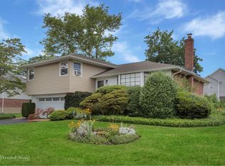 6 Shatel Rd, Plainview, NY 11803