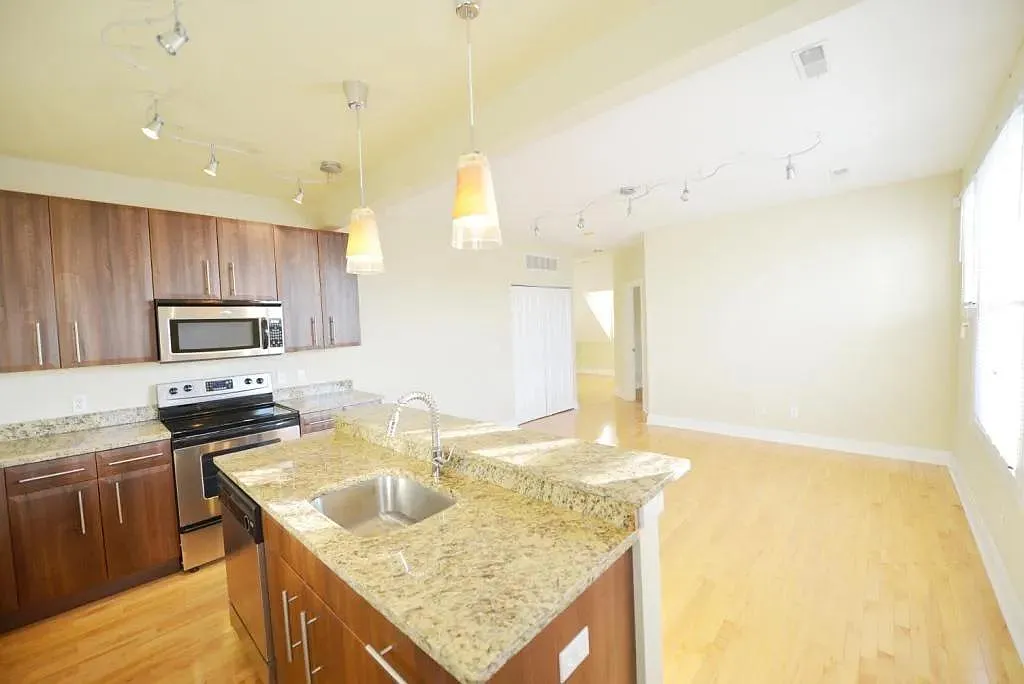 1 bed, 900 sqft, $1,050 — Photo 4