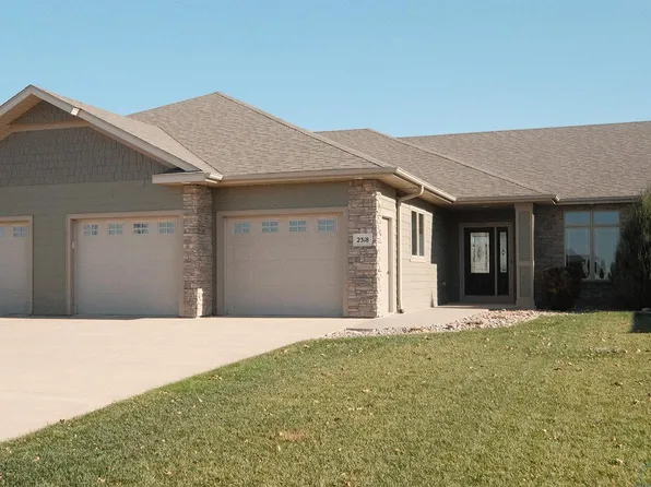 2318 Riviera Rd, Sioux Center, IA 51250
