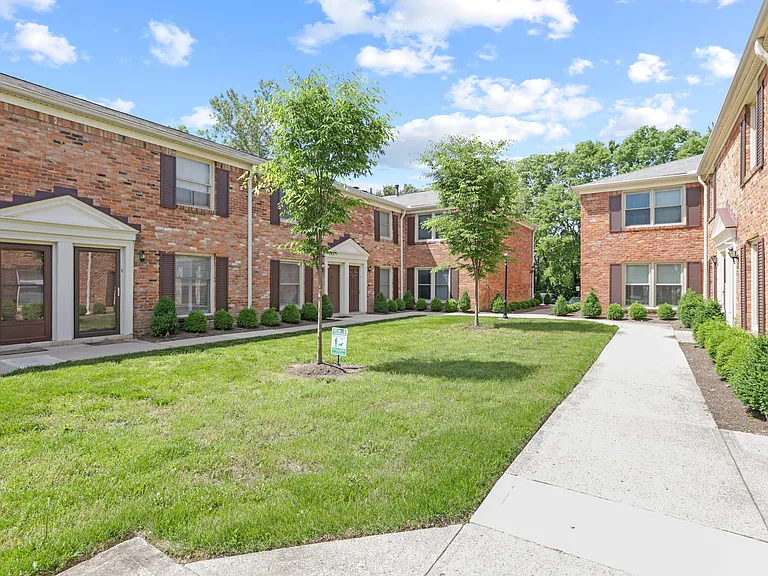 943 Manor Ln — Photo 39