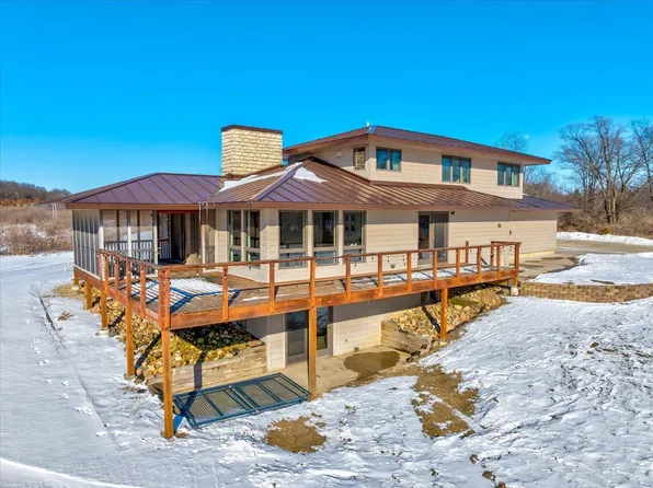 W2140 Behnke Rd, Brooklyn, WI 53521