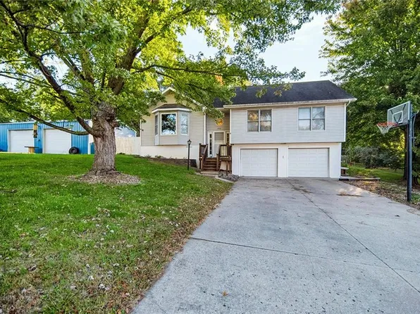 1402 N 15th St, Atchison, KS 66002