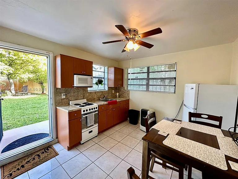 4733 NW 192nd St #EFFICIENCY — Photo 3