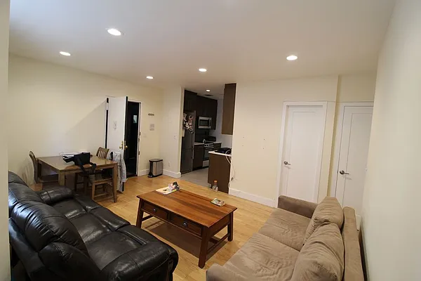 Rented by Mossanen Group | media 11