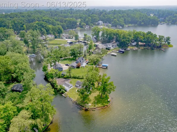 16434 Sharon Dr, Fenton, MI 48430