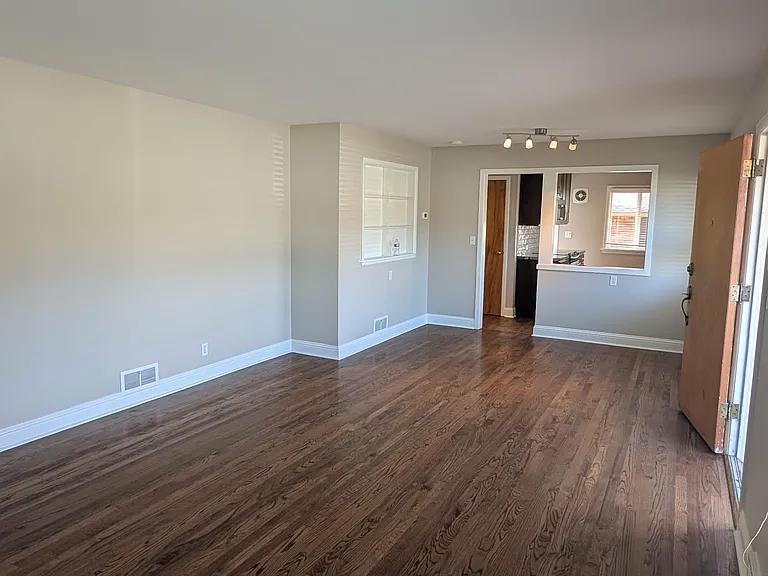 2907 W Princeton Ave — Photo 3