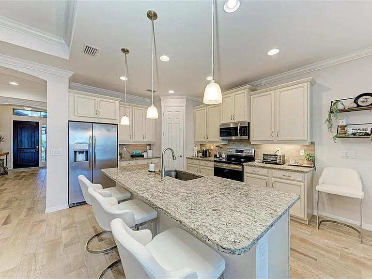 228 Maraviya Blvd — Photo 17