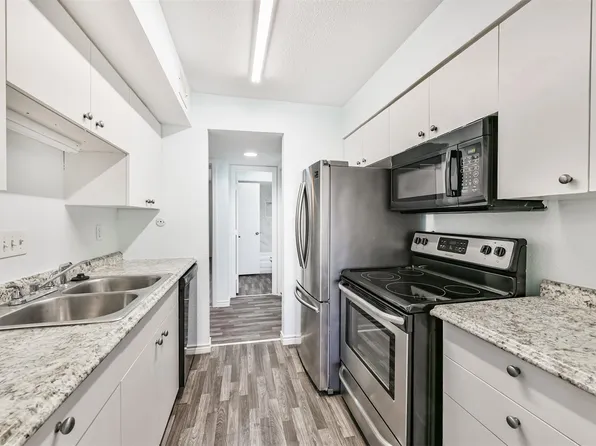 3220 69th St APT B4, Galveston, TX 77551