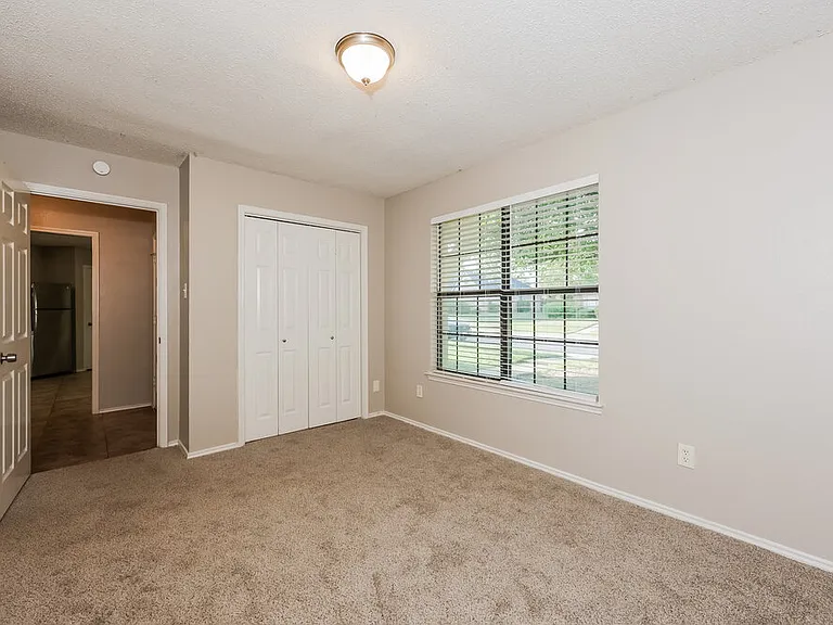 1237 Essex Dr — Photo 12
