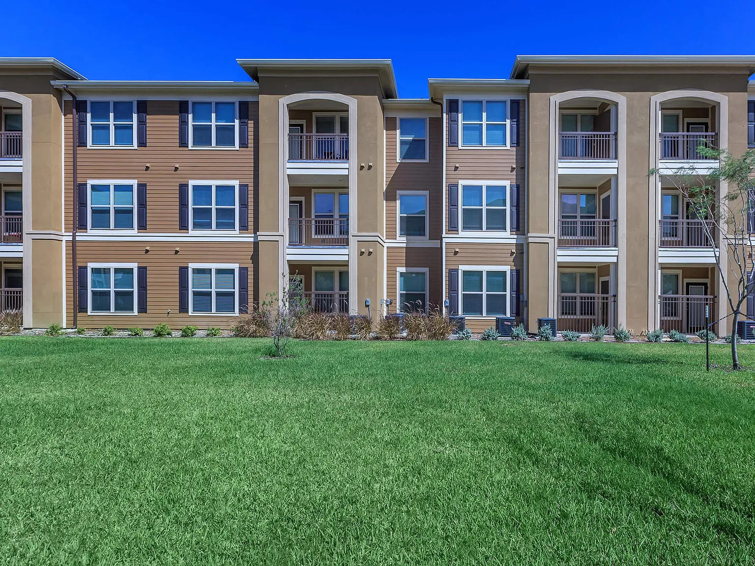 Midway Villas Apartments — Photo 2
