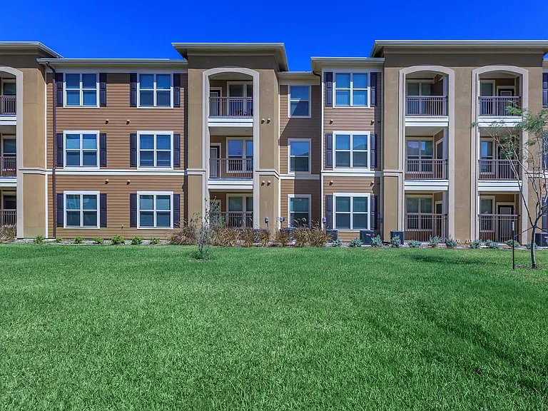 Midway Villas Apartments — Photo 2