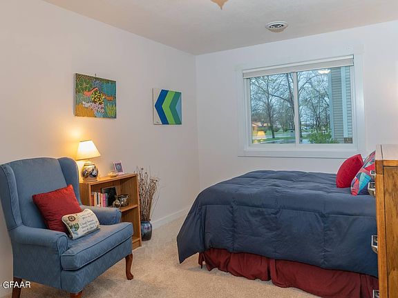 4th image of 2558 26th Ave S