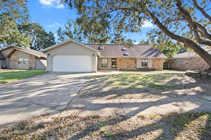 1st image of 806 Laurel Dr