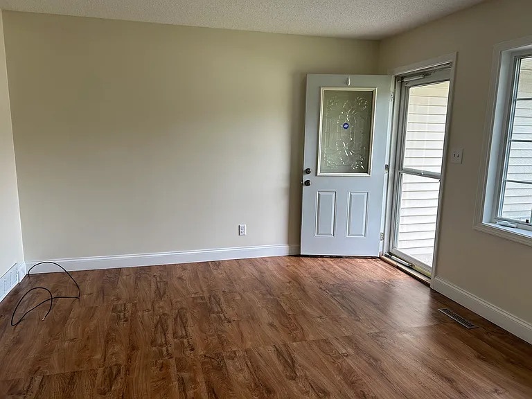 103 W Paul St — Photo 4