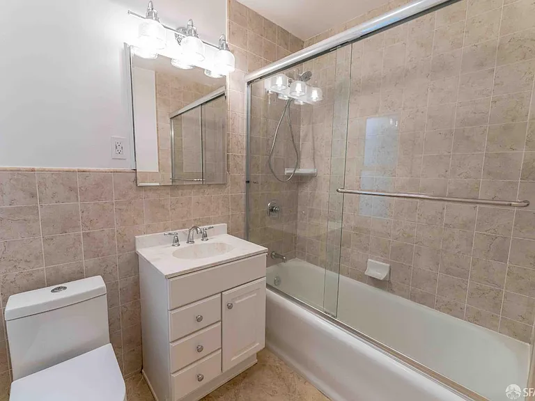2124 Bay St — Photo 11