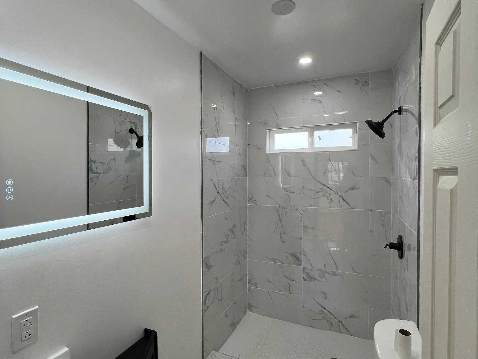 421 E Century Blvd — Photo 2