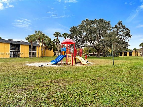 2nd image of 1727 Meadows Cir W #1727