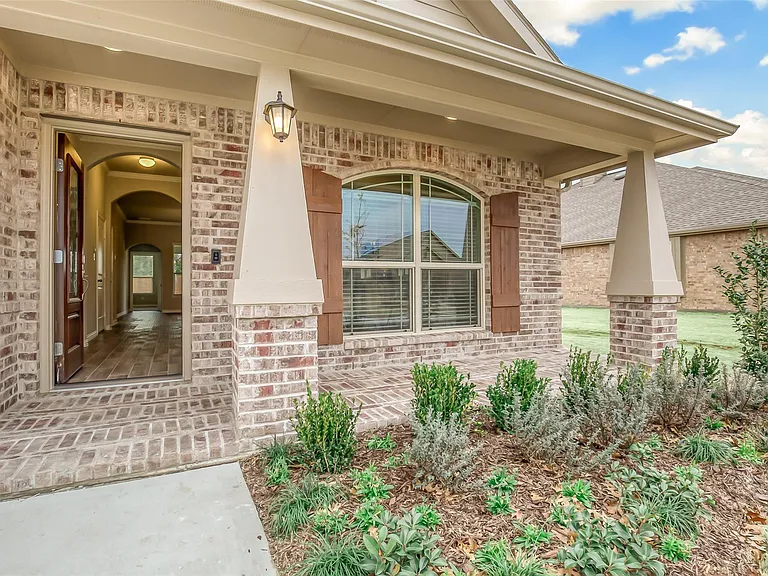 638 Devonshire Ln — Photo 3