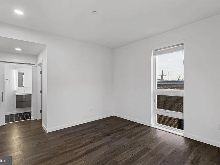 1501 N 31st St #405 — Photo 15