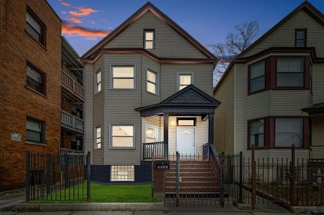 Beautiful building with gated privacy fence. - 3053 E 79th St #1