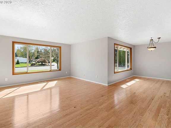 4th image of 3671 SE Alder St