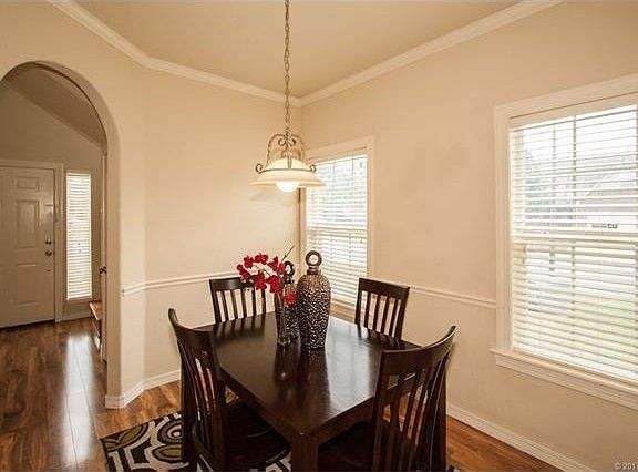 Dining room with arches