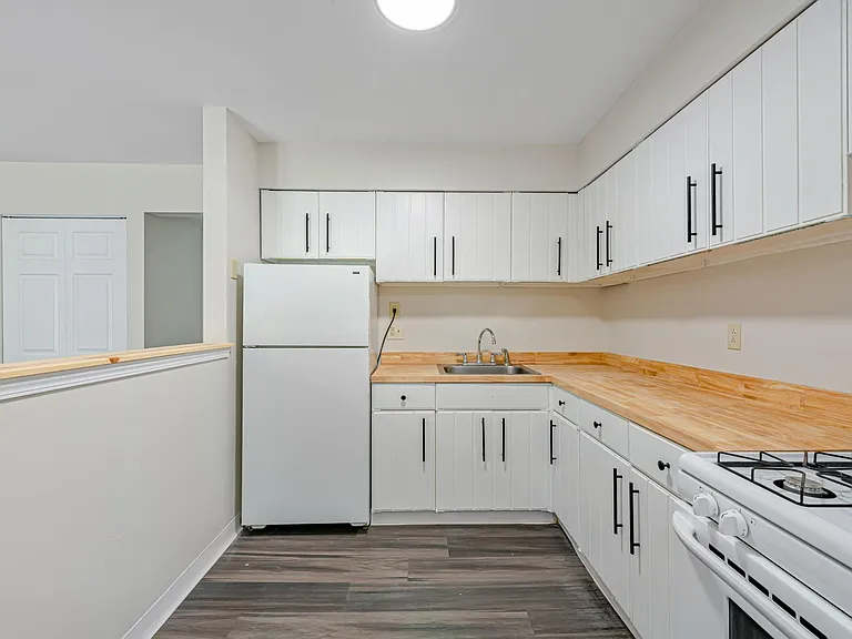 Brooklane Manor Apartments — Photo 6