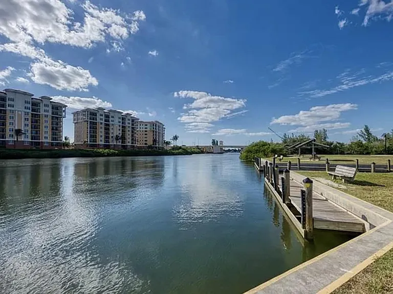 Conveniently located close to shopping, dinning, healthcare, beaches and Venice downtown.