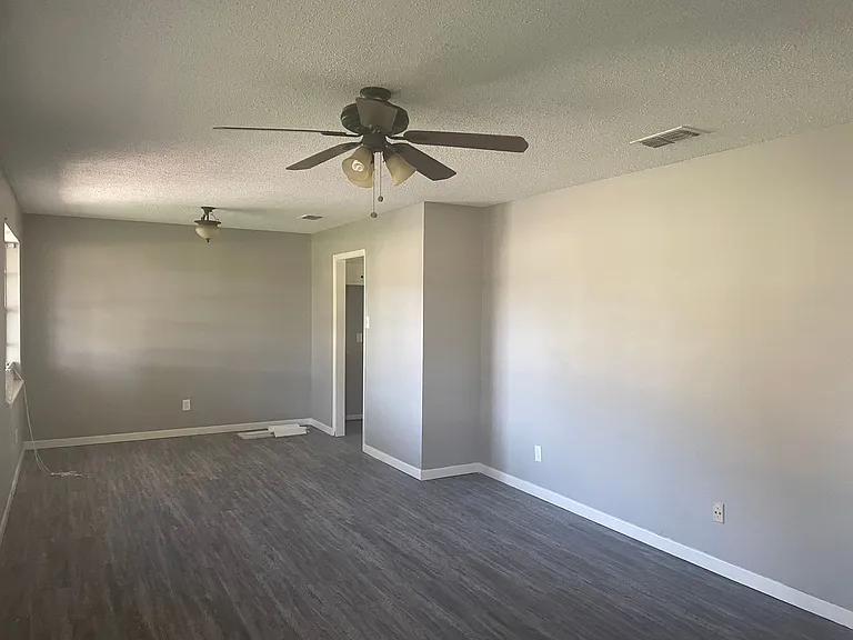 410 Delano St — Photo 8