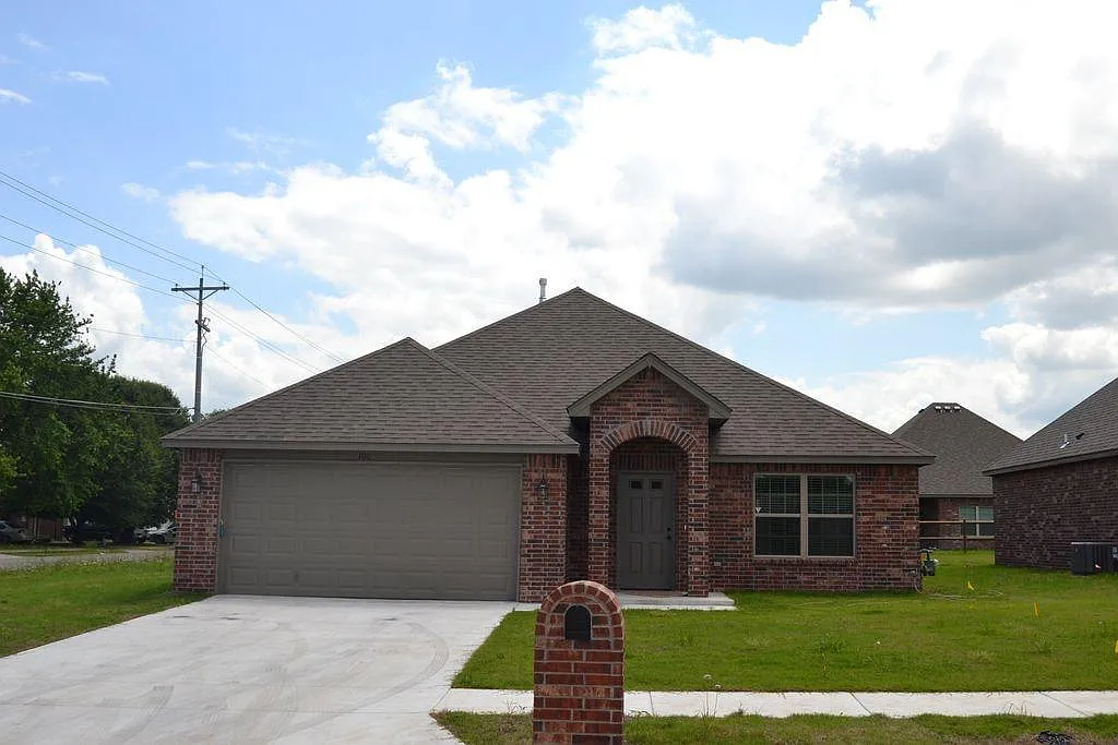 3 bed, 1400 sqft, $1,600 — Photo 1
