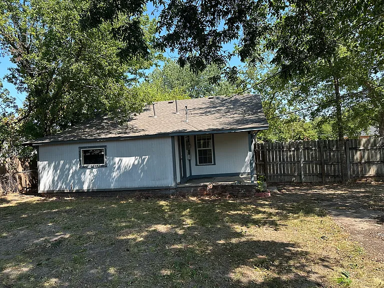 404 E Oak St — Photo 41