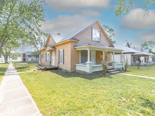 902 S 2nd St, Arkansas City, KS 67005