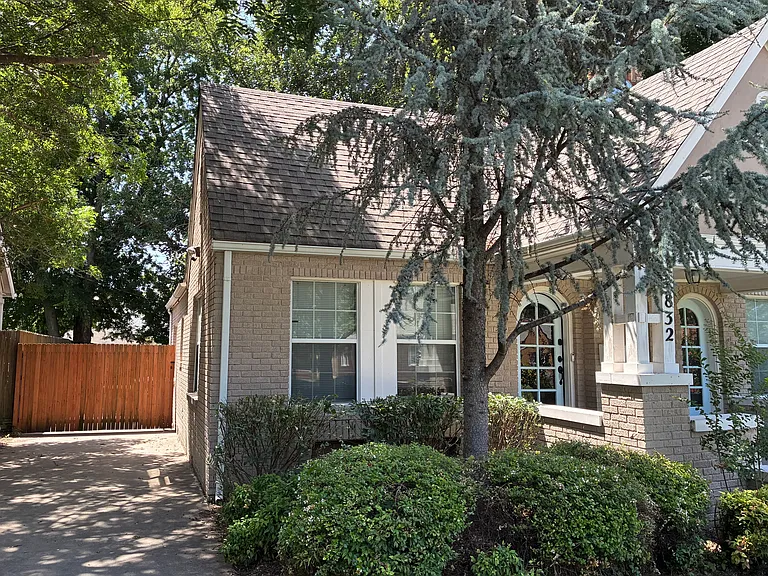 832 S Indianapolis Ave — Photo 2