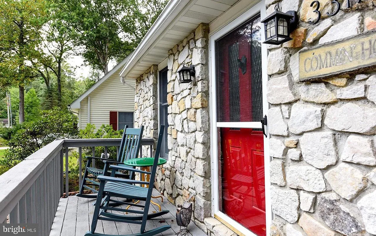 4 bed, 1325 sqft, $2,400 — Photo 2