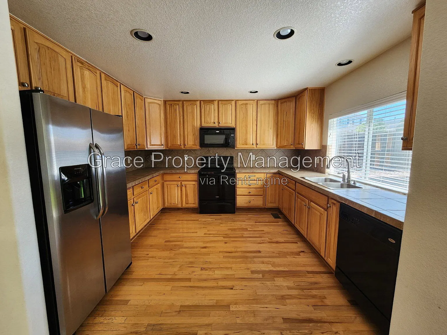 4 bed, 2.5 bath, 2448 sqft, $3,000 — Photo 4