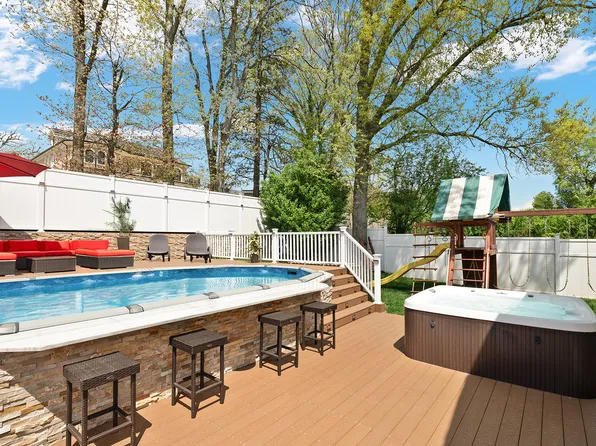 198-31 Pompeii Avenue image 2 of 14