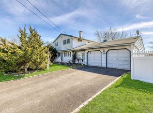 10 Hy Pl, Lake Grove, NY 11755