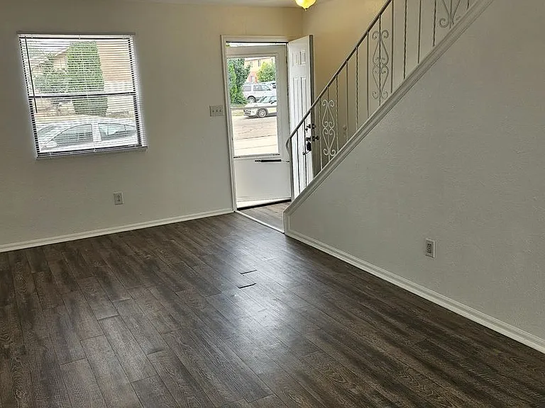 1900 N Salem Ave — Photo 4