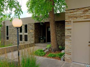 1720 E Edgewood Rd, Sioux Falls, SD 57103