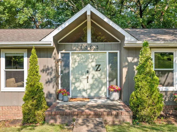 1303 Rockdale Ln, Hixson, TN 37343