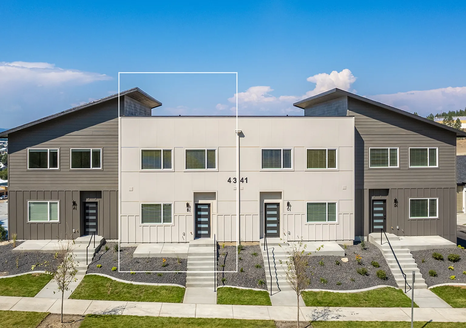 The Vistas Townhomes - 4341 North Dearborn — Photo 2