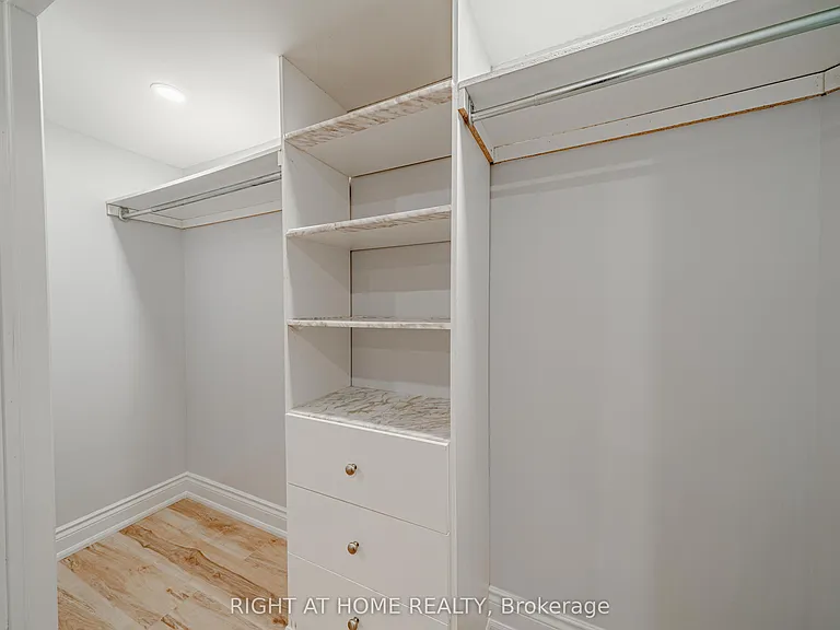 3 Glenayr Rd #LOWER — Photo 27