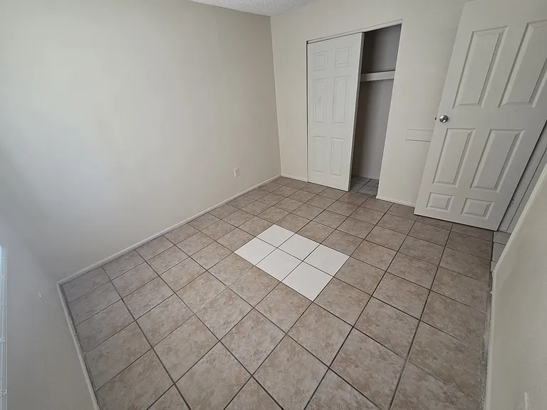 2860 E Roeser Rd #1 — Photo 4