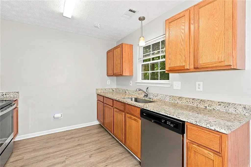 3 bed, 2.0 bath, 1612 sqft, $1,760 — Photo 3