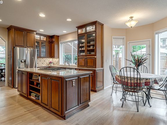 5th image of 612 NE Amanda Pl