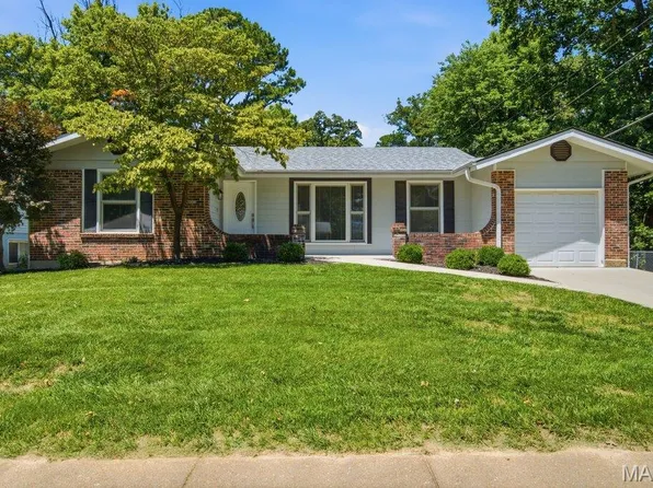 893 Oklahoma Ave, Ballwin, MO 63021