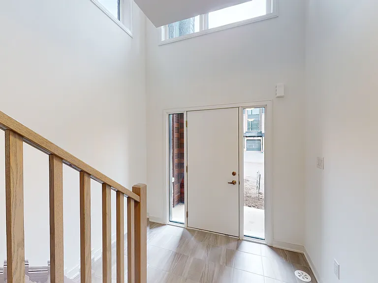 126 Blue Forest Cres — Photo 2