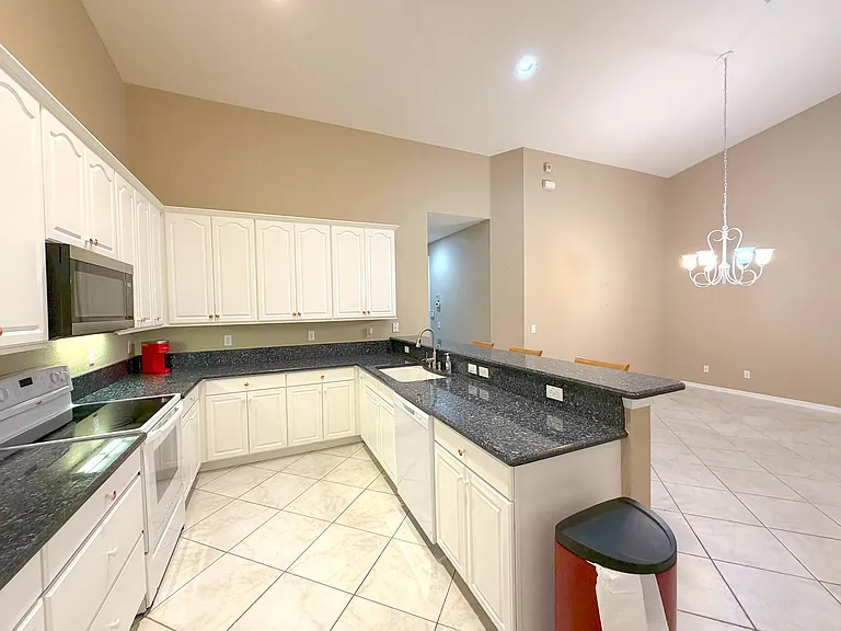 6510 Oxford Cir #101 — Photo 8