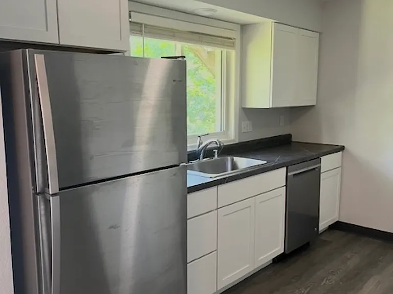 402 W Arrowhead Rd #1 — Photo 6